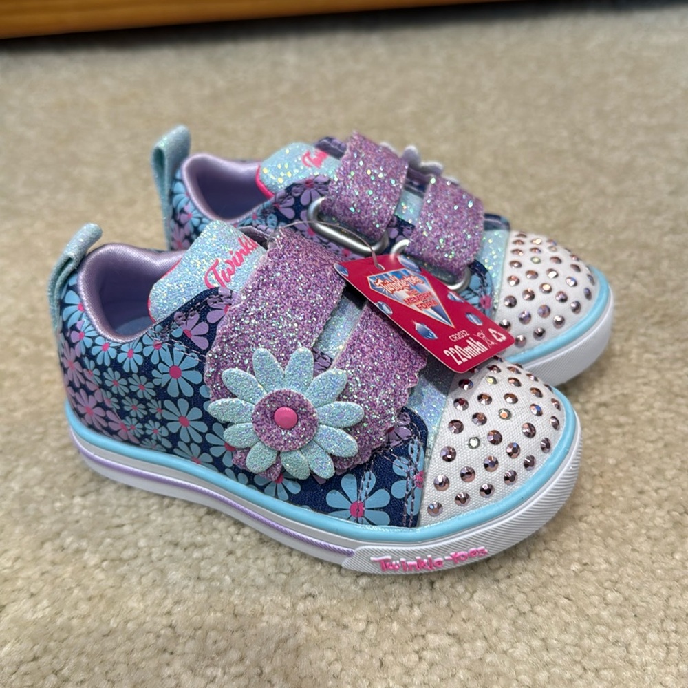 Skechers Twinkle Toes light up shoes. Brand new without box. Size 6.